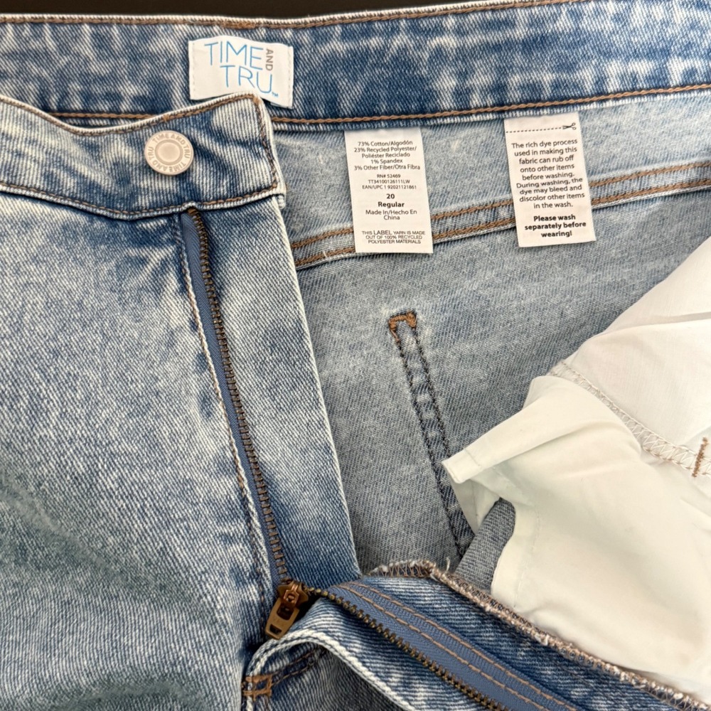 Time and Tru Women Light Wash Distressed Mom Jeans Plus Size 20 High Rise Frayed - Picture 3 of 8